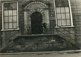 F007059 De zandstenen trap die toegang geeft aan de Latijnse School. In dit gebouw was in 1973 de Dienst Gemeentewerken ...