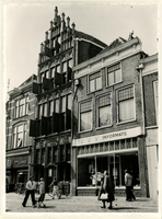 F007057 Het Gotische Huis en de belendende panden aan de Oudestraat. Het huis is een laatmiddeleeuws koopmans- of ...