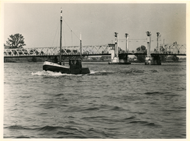 F007056 De IJsselbrug (ook wel Stadsbrug genoemd) met op de voorgrond de vissersboot van Marten Woning, de laatste ...