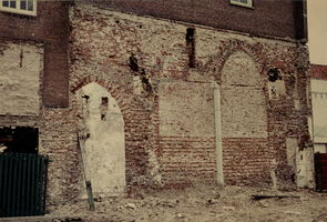 F005711 Muur restanten van het St. Geertruids gasthuis in de Boven Nieuwstraat.