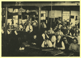 F004842 Sigarenmakers van sigarenfabriek Indiana aan de IJsselkade 1, omstreeks 1935.