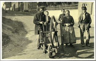 F005719 De scharenslijper trok met zijn familie door de steden en dorpen.