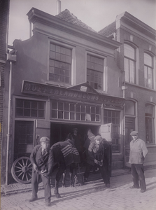 F000181 Voorgevel van de smederij van P.J. van Roon (vroeger Figge) in de Bovennieuwstraat op nr. 18. De man met de ...