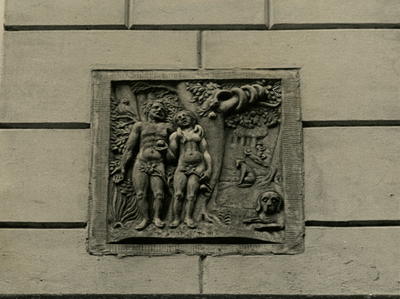 F000191 Gevelsteen in de voorgevel van pand aan de Broederstraat nr. 25, voorstellend Adam en Eva in het Paradijs.