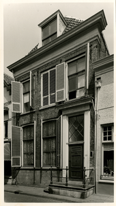 F000195 Voorgevel van het woonhuis aan de Bovennieuwstraat nr. 121, de oorpronkelijke natuurstenen stoep en ...