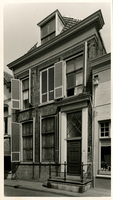 F000195 Voorgevel van het woonhuis aan de Bovennieuwstraat nr. 121, de natuurstenen stoep en smeedijzeren hek zijn verdwenen.