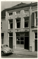 F000194 Voorgevel van een 18e eeuws pand aan de Bovennieuwstraat nr. 93. Boven de ramen en deur zijn versieringen ...