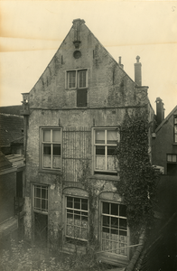 F000192 Achtergevel van het woonhuis aan de Bovennieuwstraat nr.73. Dit pand staat ter hoogte van school van de heer ...