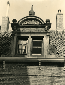 F000178 Dakvenster van één der woningen van het Bovengasthuis. Deze dakvensters zijn bewaard gebleven tijdens de ...