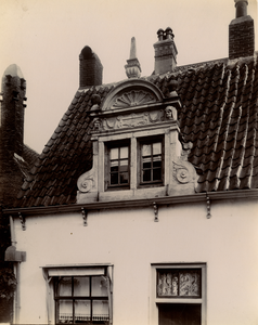 F000177 Een dakvenster van de zogenaamde Proveniershuisjes van het Bovengasthuis. De dakvensters zijn bewaard gebleven ...