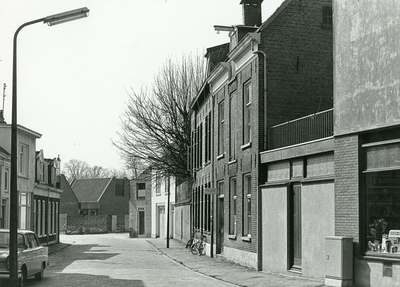 F010509 Plantsoenstraat, het gebouw met het zadeldak is de achterzijde van het Politiebureau (aan de 1e Ebbingestraat).