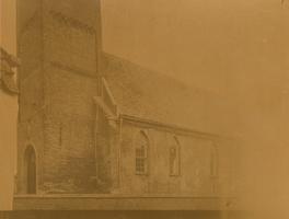 F013399 Deze oudste kerk van IJsselmuiden is gesticht in de 12e of 13e eeuw. Deze foto is van vóór 1912 toen er een ...