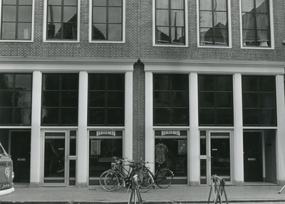 F010519 Oudestraat no. 47-49, de winkel van Brons, textielsuper.