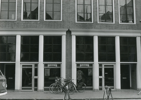 F010519 Oudestraat no. 47-49, de winkel van Brons, textielsuper.