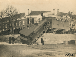 F002666 De ten gevolge van een defecte rem van de Spoorkade afgereden locomotief.