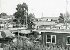 F010523 De bovenhaven met links garage Westerhof, in de haven liggen twee woonboten.