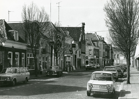 F010525 De Graafschap gezien naar de Zwanebrug, links een tabakswinkel en een garage met een benzinepomp.