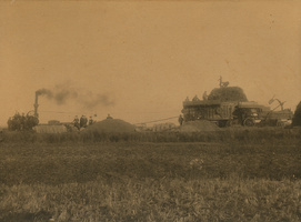 F013417 Onder leiding van opzichter Maarten Mosterdijk is in de herfst van 1910 nog koolzaad gezaaid, in 1911 kon er ...