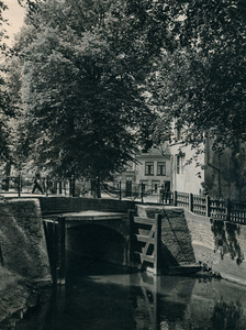 F010595 Oorgatbrug met sluis over de stadsgracht van Kampen Voor een uitgebreide omschrijving zie: ...