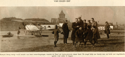 F010600 Kampen kreeg bezoek van twee watervliegtuigen, waarbij de IJssel als landingsterrein deed. De jeugd hielp een ...