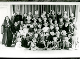 F013402 Leerlingen van de katholieke Kleuterschool of bewaarschool in IJsselmuiden, (school voor de leeftijdsgroep 4-6 ...