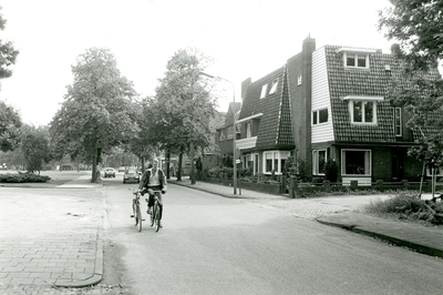 F013403 De burgemeester van Engelenweg kruist hier de Dijkgraafstraat (links achter de fietser) en het Kerkpad (rechts).