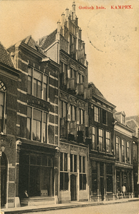 F009169 Het Gotisch huis, een middeleeuws koopmanshuis. In 1908 werd het perceel gerestaureerd, waarbij het een geheel ...