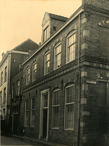 F002292 De Paterskerk na de restauratie aan de Voorstraat nummer 26, het pand staat op hoek met de Blauwehandsteeg. Het ...