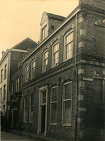 F002292 De Paterskerk na de restauratie aan de Voorstraat nummer 26, het pand staat op hoek met de Blauwehandsteeg. Het ...