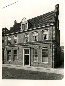 F002294 De Paterskerk na de restauratie aan de Voorstraat nummer 26, het pand staat op hoek met de Blauwehandsteeg. Het ...