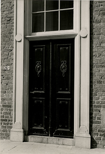 F002295 De voordeur van de Paterskerk aan de Voorstraat nr. 26 na de restauratie.