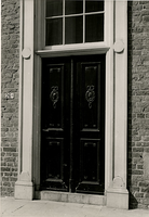F002295 De voordeur van de Paterskerk aan de Voorstraat nr. 26 na de restauratie.