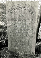 F003942 Grafsteen van Izak van Arend, geboren 29 maart 1823/17 Nisan (5)583). En Izaak ging naar buiten in het veld om ...
