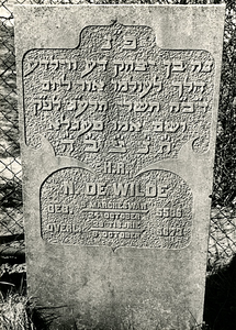F003946 Grafsteen van N. de Wilde, geboren 24 oktober/ 5 Marcheswan (5)586. - H(ier is) b(egraven) Noach, zoon van ...