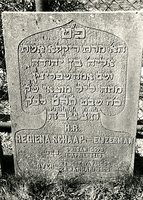 F003947 Grafsteen van Regiena Schaap-Eijzerman, geboren 1 april 1810/6 Nisan (5)579. - H(ier is) b(egraven) de v(rouw) ...