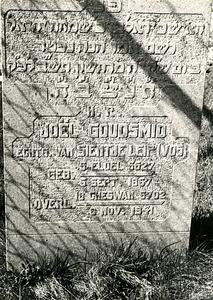 F003950 Grafsteen van Joël Goudsmid, echtgenote van Sientje Leip (Vos), geboren 5 september 1867/5 Elul (5)627. - H(ier ...