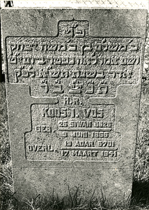 F003952 Grafsteen van Koos I. Vos, geboren 9 juni 1866/26 Siwan (5)626). - H(ier is) b(egraven) e(erwaarde) M sh l m, ...