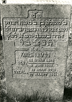 F003952 Grafsteen van Koos I. Vos, geboren 9 juni 1866/26 Siwan (5)626). - H(ier is) b(egraven) e(erwaarde) M sh l m, ...