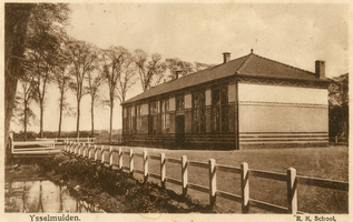 F009994 Op deze kaart van omstreeks 1920 ziet u de rooms-katholieke lagere school aan de huidige Zandstraat. Links op ...