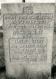 F003953 Grafsteen van Jansje Vecht, weduwe van Levie Schaap, geboren 8 juli 1866/25 Tamoez (5)626. - H(ier is) ...