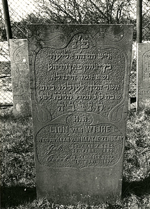 F003955 Grafsteen van Lion van Wijhe, weduwnaar van Naatje Zendijk, geboren 29 februari 1824/30 Adar 1 (5)584. - H(ier ...