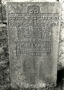 F003963 Grafsteen van H. de Lange, overl. 30 mei 1918 (19 Siwan 5678) - H(ier is) b(egraven) de man Henoch, zoon van ...