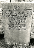 F003964 Grafsteen van Jacob v. Raalte, overleden 26 april 1918 (14 Ijar 5678) - H(ier is) b(egraven) de man Jakob, zoon ...