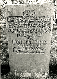 F003965 Grafsteen van Hertog Goudsmit, geboren 17 juni 1851, overleden 5 februari 1918 (23 Schewat 5678) - H(ier is) ...