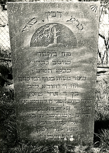 F003978 Grafsteen van Levie David Schaap, overleden 11 mei 1840, oud 57 jaar. Hij kromt zich, legt zich neder als een ...