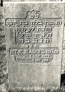 F003986 Grafsteen van Betje Slager-Isaacs, overleden 4 mei 1919 (5 Ijar 5679) - H(ier is) b(egraven) de vrouw B l h, ...