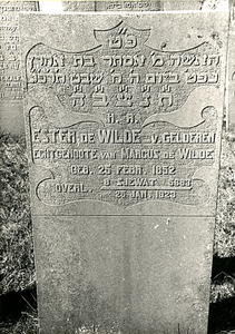 F003988 Grafsteen van Ester de Wilde van Gelderen, echtgenote van Marcus de Wilde, geboren 25 februari 1852, overleden ...