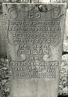 F003993 Grafsteen van Roosje Emanuël Vos, geboren 31 mei 1830 (19 Siwon 5590) overleden 12 augustus 1904 (1 Elul 5664) ...