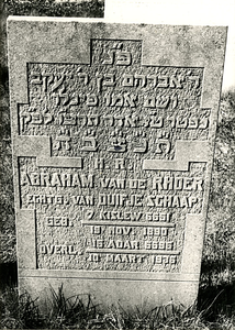 F003996 Grafsteen van Abraham van de Rhoer, echtgenoot van Duifje Schaap, geboren 19 november 1890 (7 Kislew 5651) ...
