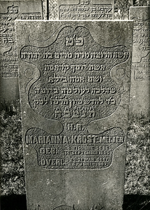 F004011 Grafsteen van Marianna Krost-Meijer, geboren 16 september 1825/4 Tischrie (5)586). - H(ier is) b(egraven) de ...